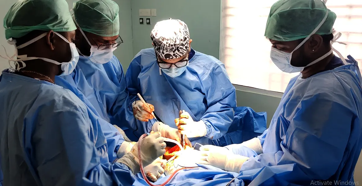 Dr ashwin roby during surgical procedure (1)