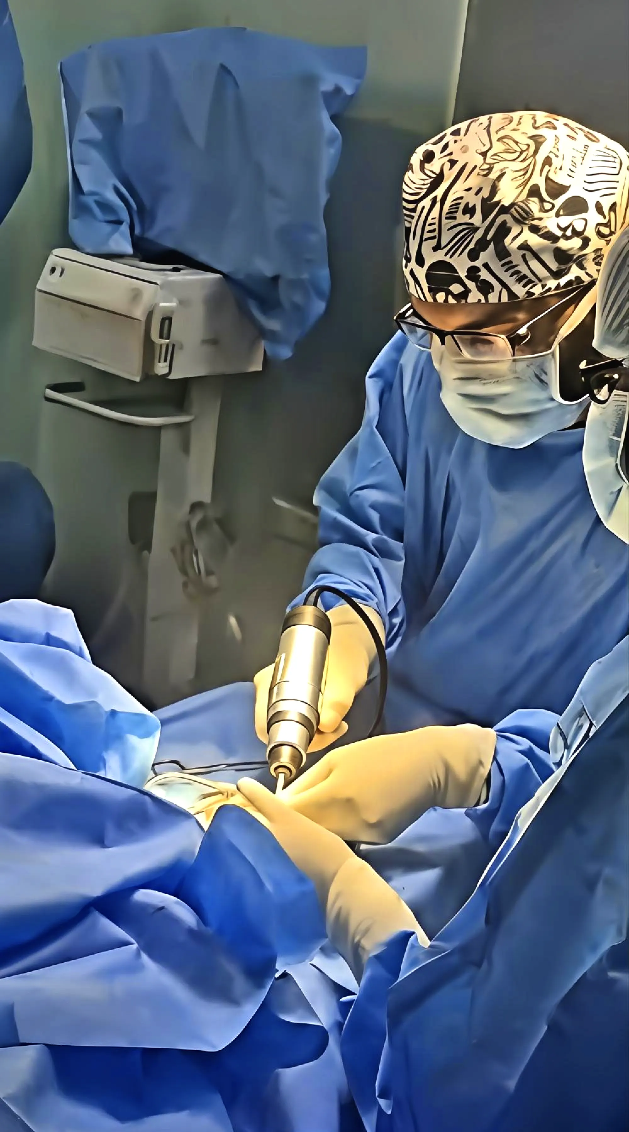 Dr ashwin roby during surgical procedure (4)